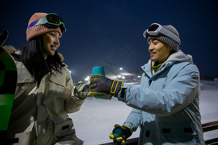 手会情侣素材一家人到滑雪场滑雪运动背景