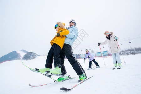 抱脚一家人到滑雪场滑雪运动背景