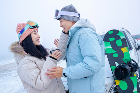 手会情侣素材带儿子女儿冬日滑雪的父母背景
