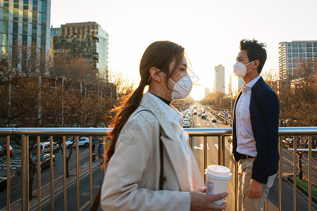 城市生活商务人士戴口罩的青年男女图片