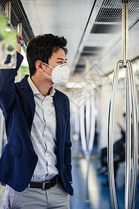 戴口罩的青年男子乘坐地铁图片