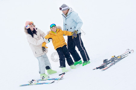 女儿挽着父亲带儿子女儿冬日滑雪的父母背景