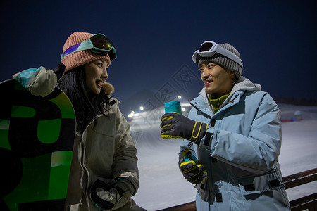 会说话的饮料瓶带儿子女儿冬日滑雪的父母背景