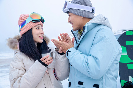 手会情侣素材带儿子女儿冬日滑雪的父母背景