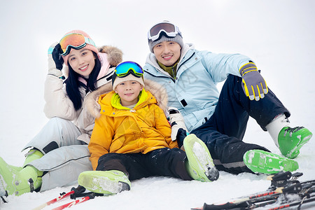 带儿子女儿冬日滑雪的父母高清图片