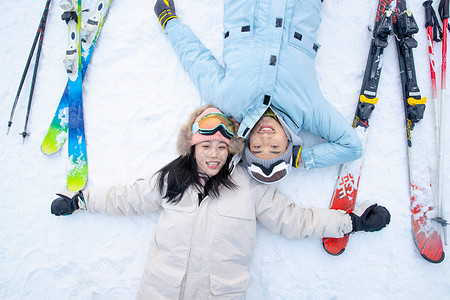 带帽子的情侣带儿子女儿冬日滑雪的父母背景