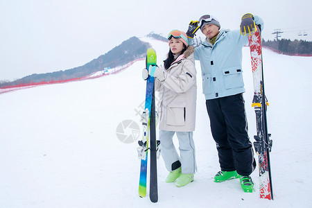 带帽子的情侣带儿子女儿冬日滑雪的父母背景