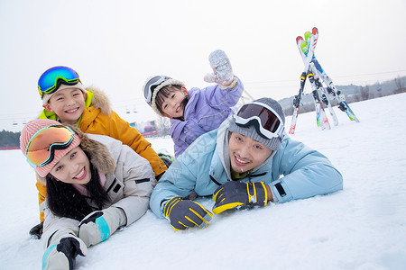 带儿子女儿冬日滑雪的父母图片