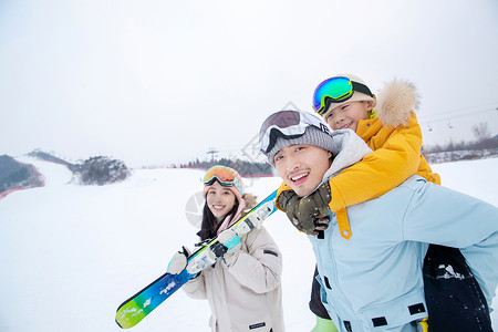 带儿子女儿冬日滑雪的父母高清图片