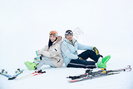 带帽子的情侣带儿子女儿冬日滑雪的父母背景