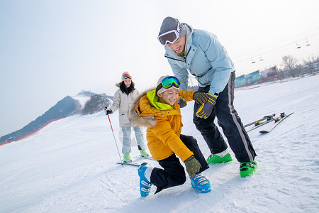 扶着眼镜表情惊讶的女性带儿子女儿冬日滑雪的父母背景
