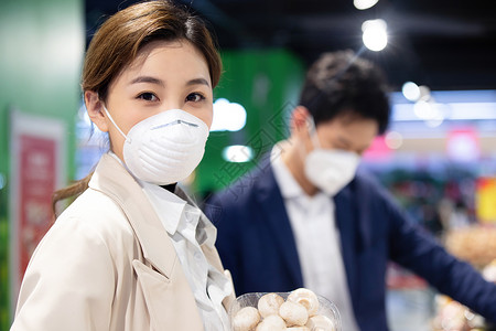 空气污染青年夫妇戴口罩在超市购物图片