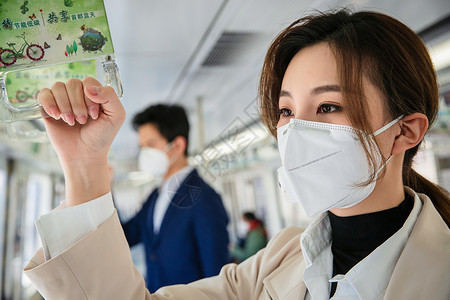 交通方式戴口罩的青年人乘坐地铁图片