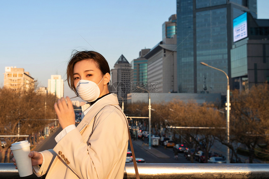 户外戴口罩的青年女人图片