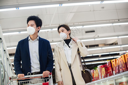 戴口罩的青年夫妇在超市购物图片