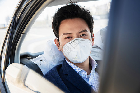 防污染口罩年轻男人戴口罩乘坐汽车图片
