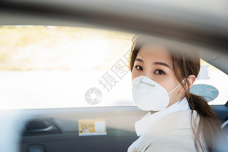 城市年轻女人戴口罩乘坐汽车图片
