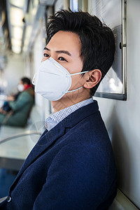 防流感口罩防疫污染戴口罩的青年男子乘坐地铁图片