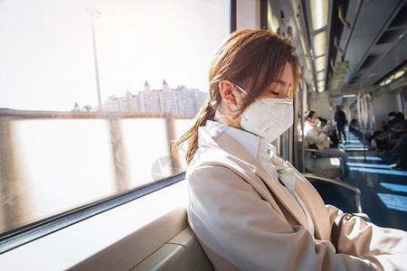 交通安全设施疫情预防新型冠状新型冠状年轻女人戴口罩坐地铁背景