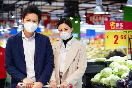 防流感口罩安全在超市购物的青年夫妇背景图片