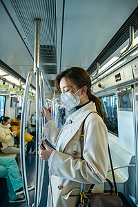 疫情戴口罩的年轻女人乘坐地铁图片
