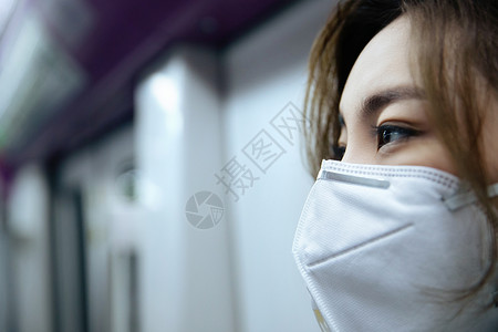 空气污染环境污染戴口罩的年轻女人乘坐地铁图片