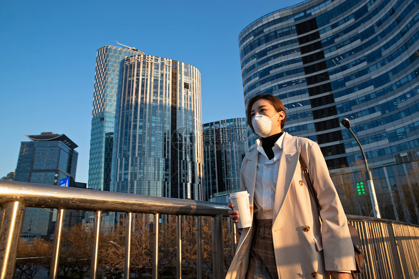 城市生活户外戴口罩的青年女人图片