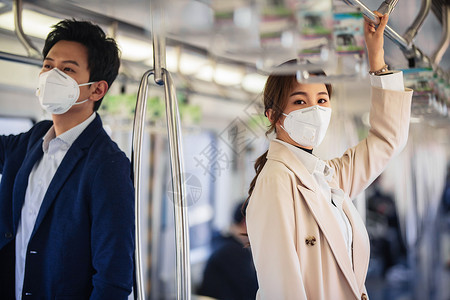 疫情戴口罩的青年人乘坐地铁图片