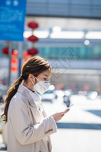 戴口罩的青年女人看手机图片