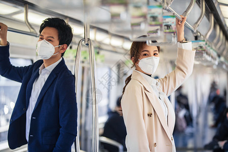 城市生活戴口罩的青年人乘坐地铁图片