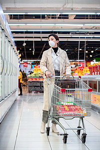 食品污染戴口罩的青年女人在超市购物背景