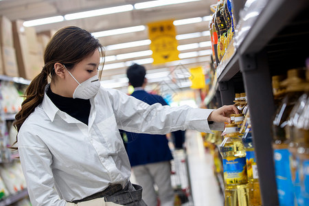 食品污染青年女人在超市购物背景