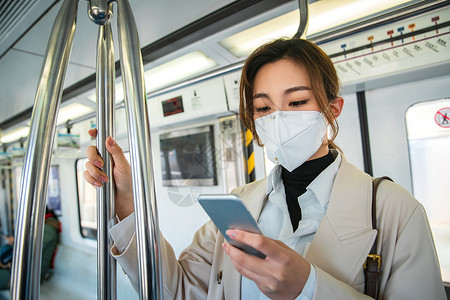 防流感口罩青年女人在地铁上看手机背景图片