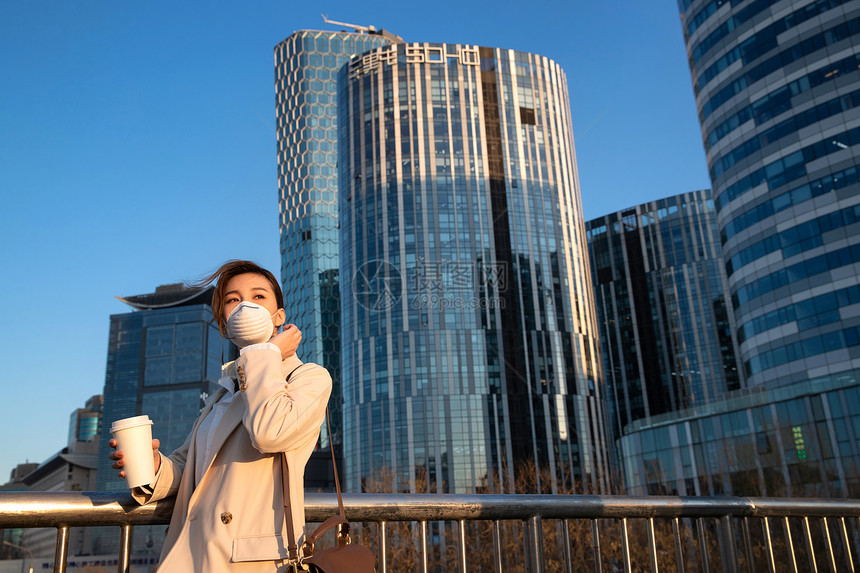 户外戴口罩的青年女人图片