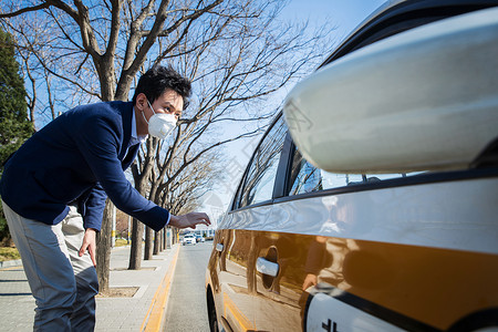 推开门空气污染青年男人路边打出租车背景