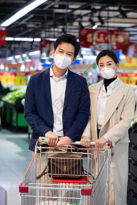 超市购物的青年夫妇图片
