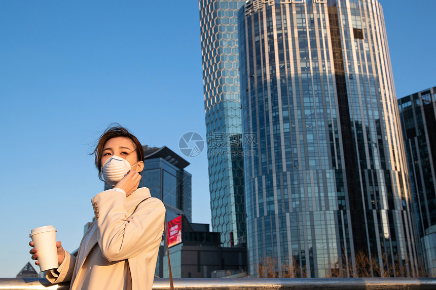 户外戴口罩的青年女人图片