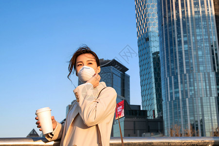 预防疫情户外戴口罩的青年女人图片