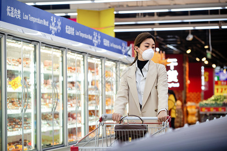 防疫戴口罩的青年女人在超市购物图片