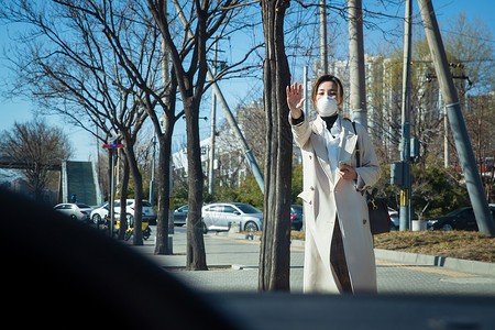 汽车安全防护青年女人路边打出租车背景