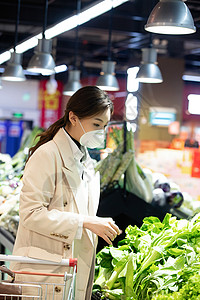 戴口罩的青年女人在超市购买青菜高清图片