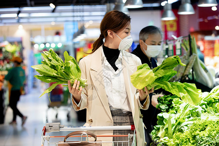 婚嫁用品促销戴口罩的青年女人在超市购买青菜背景