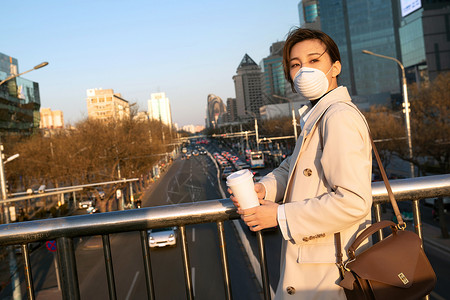 户外戴口罩的青年女人图片