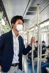 戴口罩的青年男子乘坐地铁图片