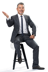 商务中老年男士坐在椅子上图片