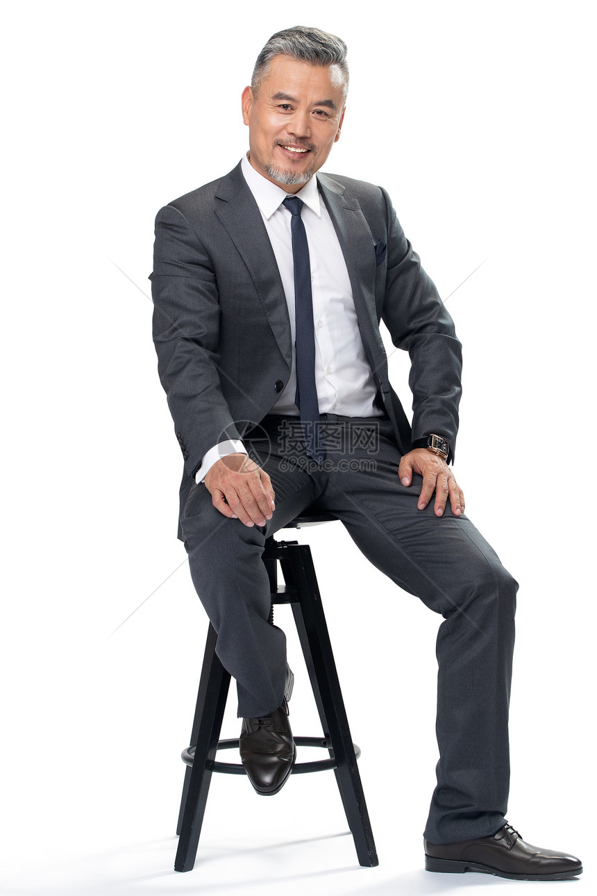 自信的商务中老年男士坐在椅子上图片