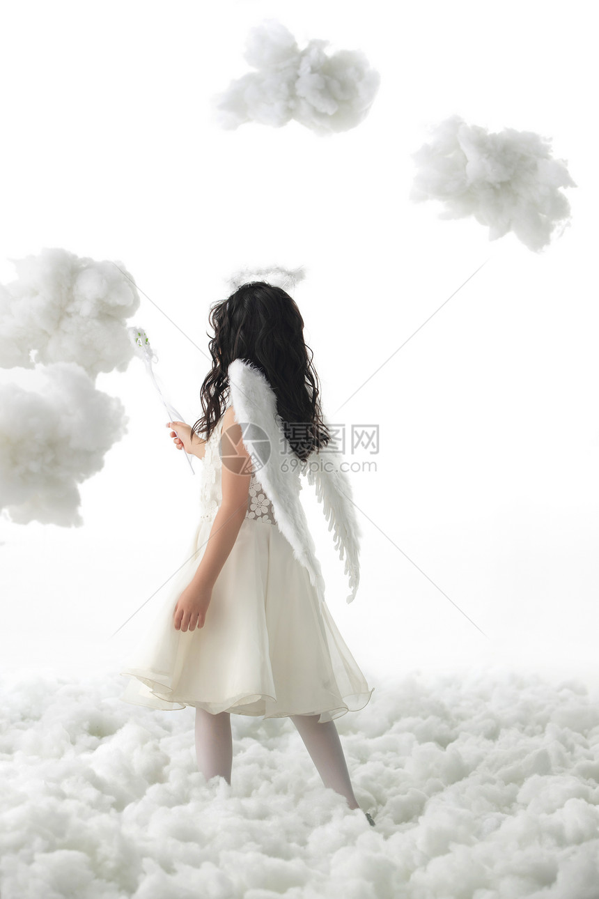 6岁到7岁可爱的棉花天使装扮的快乐小女孩图片