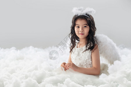 活力可爱的虚构快乐的小天使玩耍图片