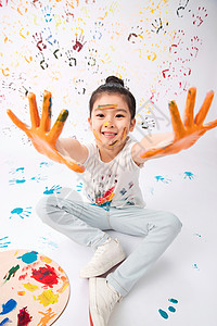 油漆痕迹成长柔和6岁到7岁手上涂满颜料的小女孩背景