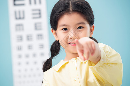 医学主视觉图片视觉效果摄影户内小女孩测视力背景